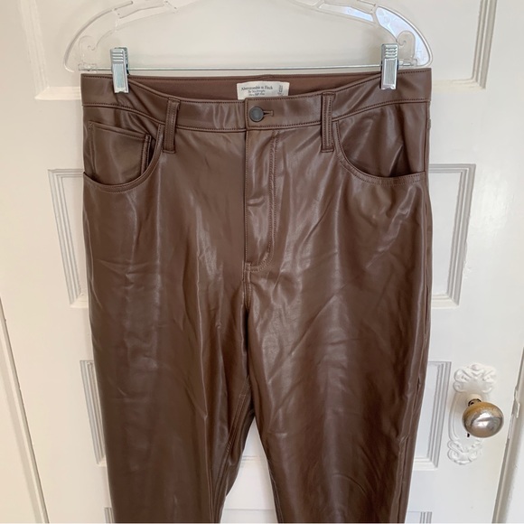 Abercrombie curve love vegan leather 90s straight pant in brown, size 31 - Picture 3 of 10